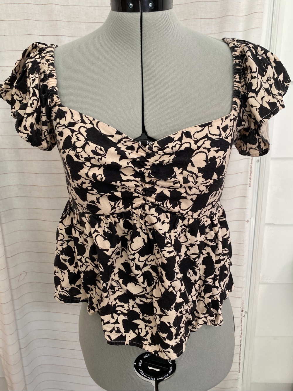 Sweetheart Floral Peplum Crop Top - Black & Beige